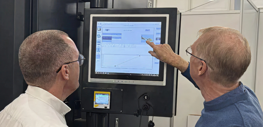 from-left-Steve-W-Paul-B-easy-grind-on-a-machine-3.jpg Easy Grind software on Makino Grinding machine - NCMT