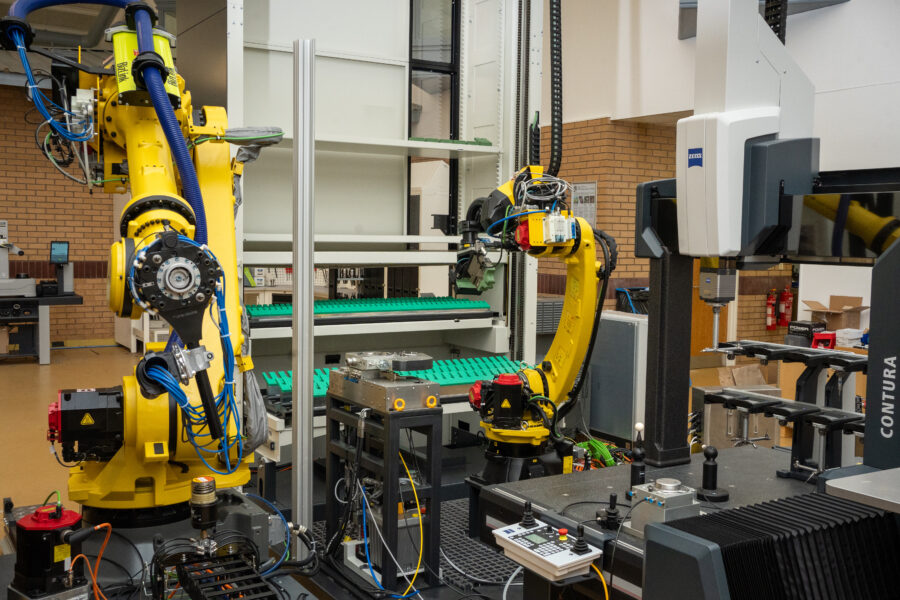 2 robots, CMM, stacker cell test 2 robots, CMM, stacker cell test