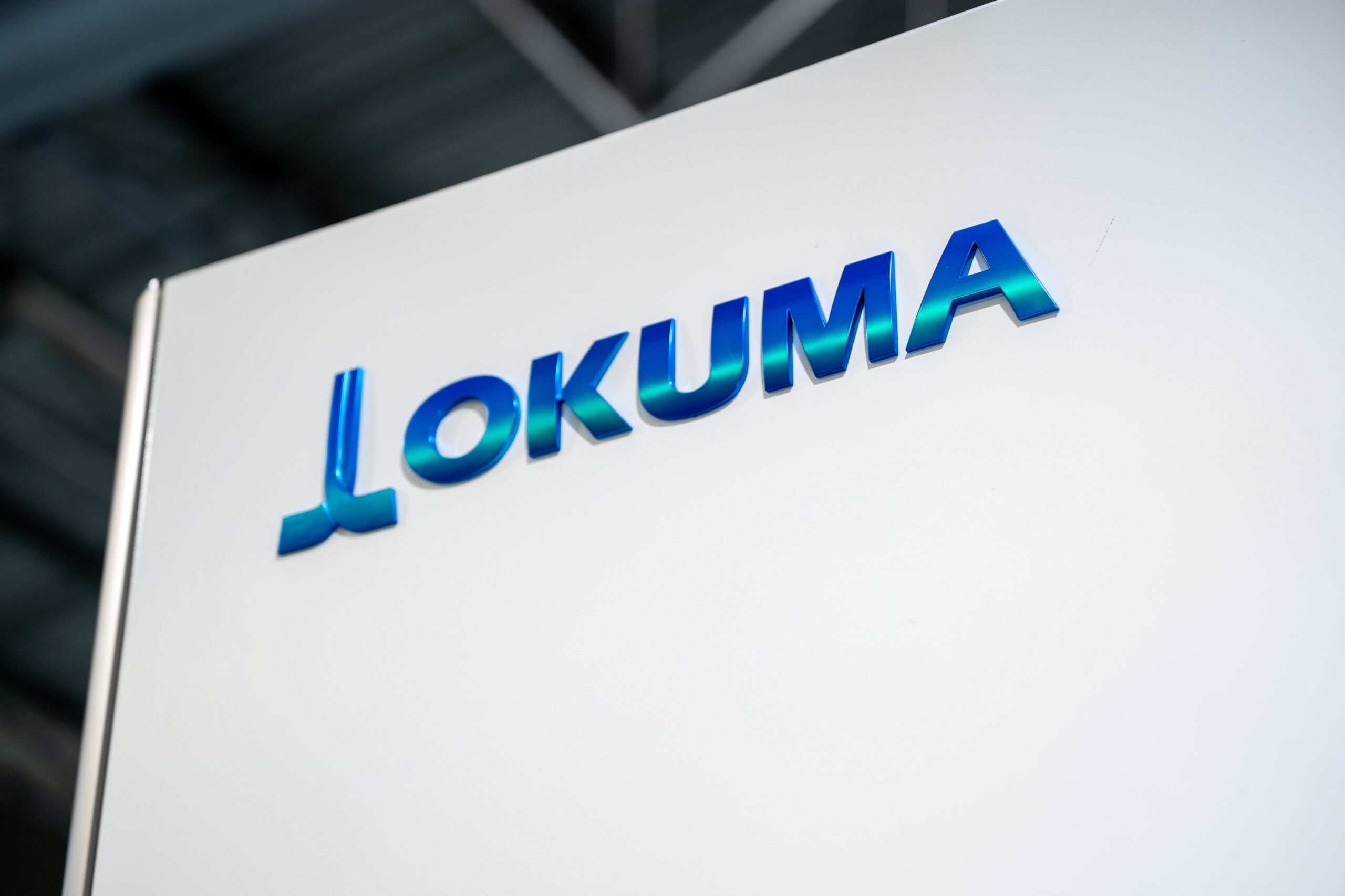 Okuma logo on a machine Okuma logo